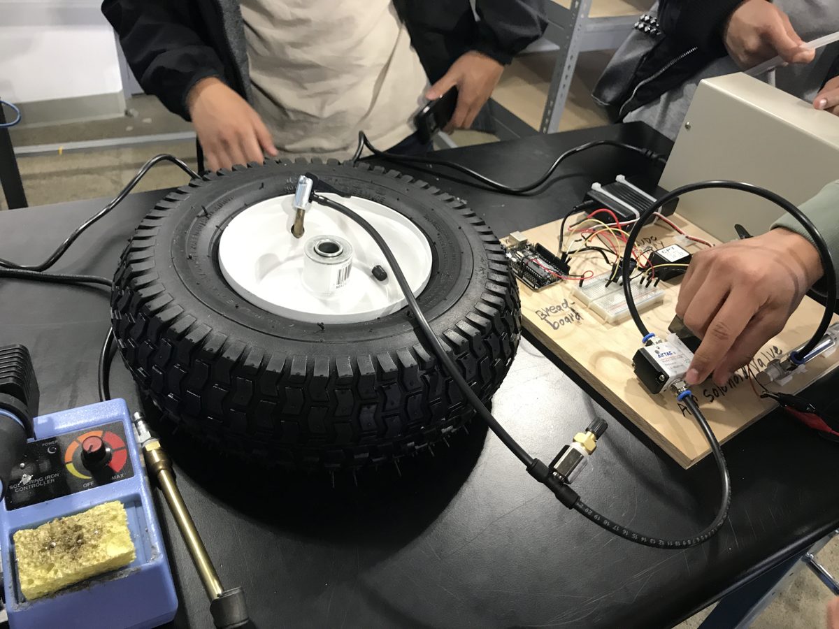Pneumatic and control bench with the air-reservoir tire and solenoid valve