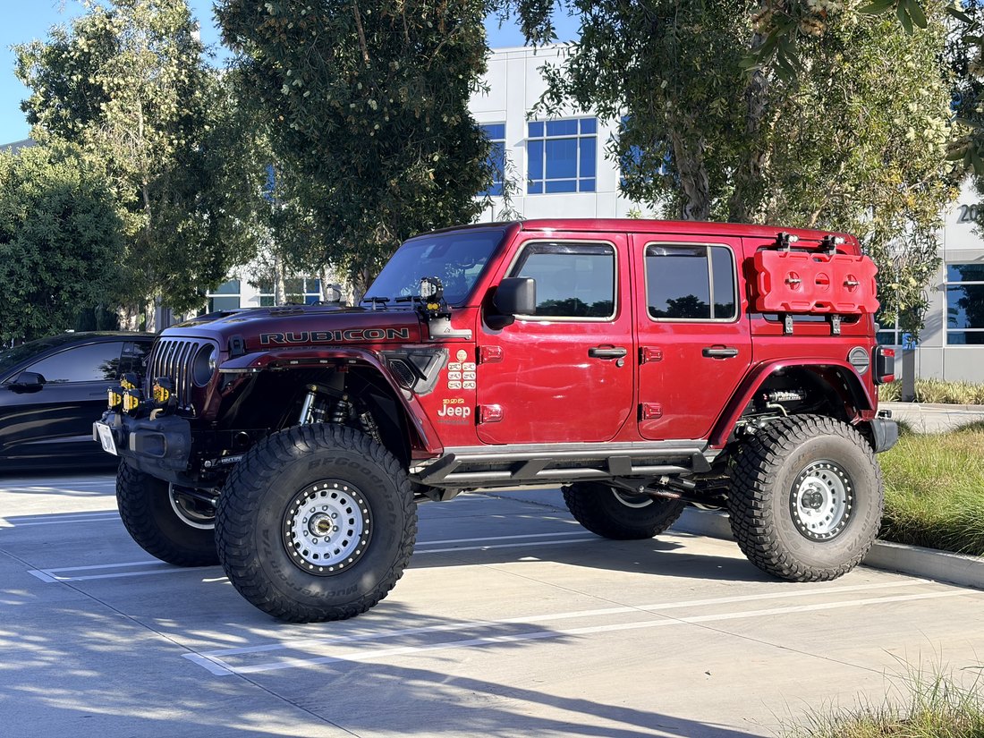 The 392 running the 8-lug wheels on 39-inch tires