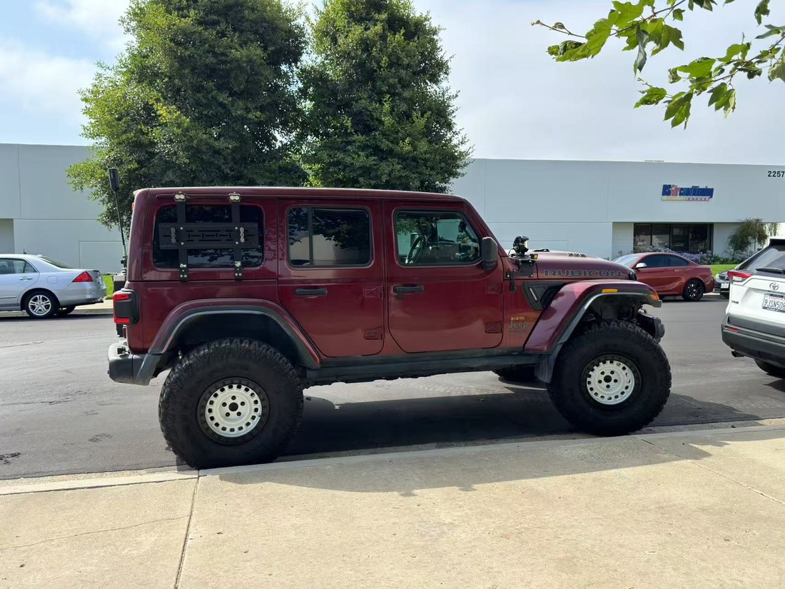 The Jeep running the earlier 5-lug wheels